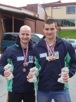 Denis in Tadej z osvojenimi pokali title=