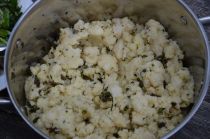 Beli žganci s popečenimi vršički trpotčevih cvetov namesto ocvirkov title=