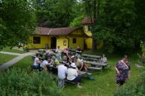 Živahni pri čebelarskem domu title=