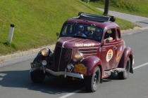 Že malo zdelan Ford Coupe l. 1936 sta vozila Angleža Jim in Tanya Clarke title=
