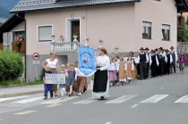 Udeleženci so se v sprevodu podali po kraju, najprej najmlajši - folklorna skupina iz lovrenškega vrtca title=