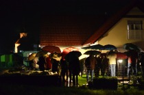 Tudi pod dežnikom je prijetno prisluhniti ubranim verzom in škrabljanju dežja title=