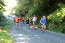 Siloviti štart tekačev na 840 m vzpona title=