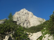 Pot nas vodi pod mogočnim Stenarjem title=