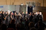 Moška in ženska klapa so skupaj zapeli več domačih in tujih popularnih skladb title=