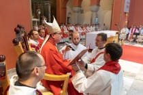 Posvečeval je mariborski nadškof msgr. Alojzij Cvikl title=