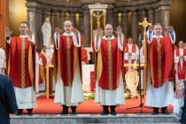 Novomašni blagoslov štirih novih jezuitov, p. Roka, p. Benjamina, p. Egona in p. Marka title=