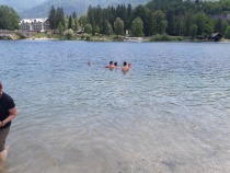 Kopanje v Bohinjskem jezeru title=