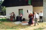 Po prireditvi so goste pogostili na lovski koči (iz arhiva Maksa Bedenika) title=