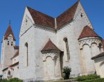Na vzhodni strani cerkve je lepo vidna gotska nadgradnja triladijske bazilike title=