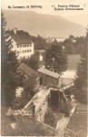 »Pension Büttner«: spredaj »fludre«, zadaj bazen, na levi poslopje za turiste in uslužbence.
Fotograf F. Erben, Maribor, pred letom 1911. Ni bila poslana. title=