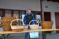 Tomaž je ponujal očetove pletene košare title=