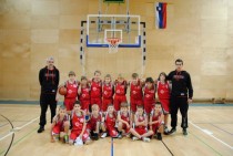 Najmlajši pionirji U10 s trenerjem in pomočnikom title=