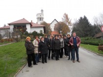 Pred Plečnikovo cerkvijo Gospodovega vnebohoda title=